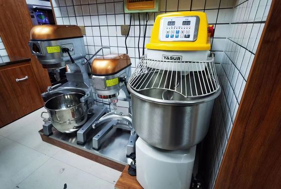बाउल ग्रिड के साथ 4.5kw हैवी ड्यूटी स्पाइरल आटा मिक्सर डुअल स्पीड स्टेनलेस स्टील आटा मिक्सर 50 किग्रा