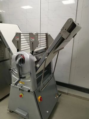 500 मिमी बेकरी आटा शीटर मशीन यासुर 0.75kw पुन: प्रयोज्य हेवी ड्यूटी आटा रोलर